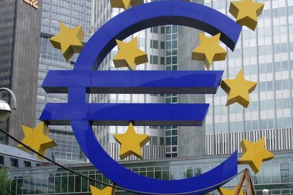 Euro zirveden geri adım attı