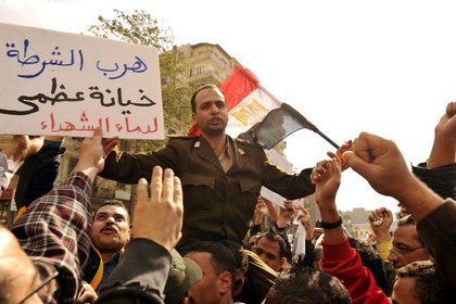 Kahire'deki büyük gösteri için protestocular toplanıyor