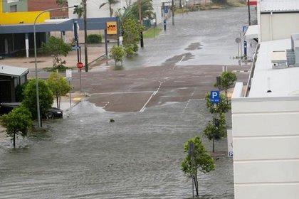Avustralya'daki tayfun 2 milyar dolarlık zarar verecek