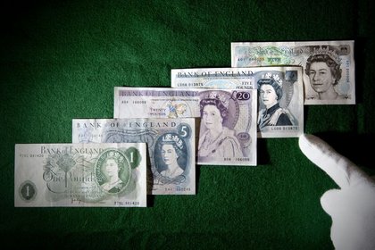 Sterlin dolar ve euro karşısında güçlendi