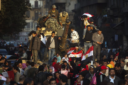 Mısır'da askerler iktidarı 6 ay içinde sivillere devretmeyi umuyor