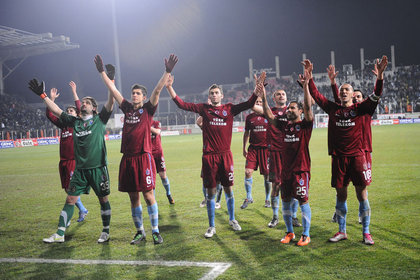 Trabzonspor deplasmanda Manisaspor'u yenerek liderliğini korudu