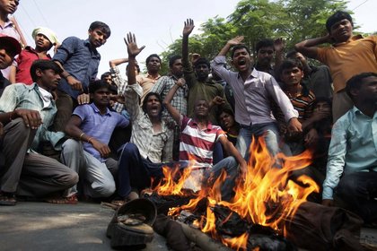 Hindistan'da on binler artan gıda fiyatlarını protesto etti