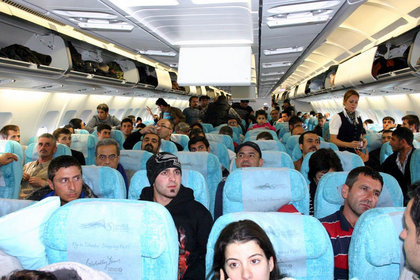 Libya'dan gelen bir uçak Antalya'ya indi