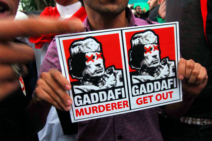 Batı, Kaddafi'ye yaptırımlarını artırıyor
