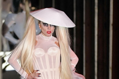 Sıradışı şarkıcı Lady Gaga podyumda