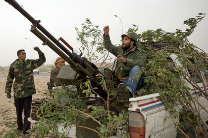 Kaddafi güçleri Zaviye kentindeki savunmayı yardı