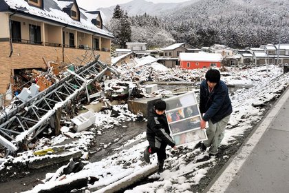 Mühendisler Fukuşima'yı soğutmaya çalışıyor