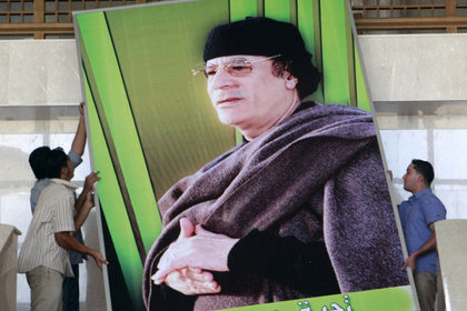 Kaddafi'yi teker teker terk ediyorlar