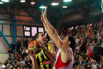 Fenerbahçe basketbolda Erdemir'i yendi