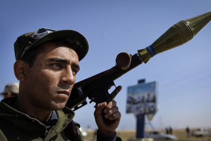 Kaddafi birlikleri Misla petrol sahasını bombaladı