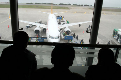 Uçak ve yolcu trafiği arttı