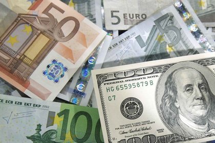 Dolar euro karşısında 15 ayın en düşük seviyesine iniyor
