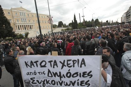 S&P'den Yunanistan'a sert darbe
