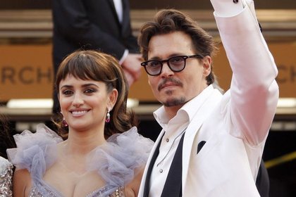 Penelope Cruz ve Johnny Depp Moskova'da film tanıttı