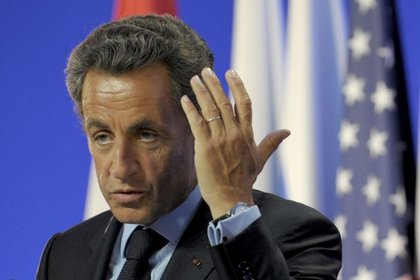 Sarkozy: Kaddafi ülkesinde kalabilir