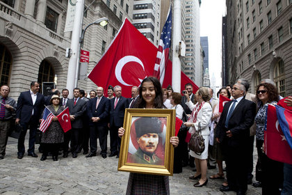 Wall Street'te Türk Bayrağı göndere çekildi