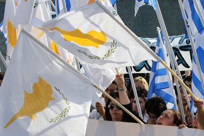 Yunanistan batarken Kıbrıs'ı da yanında götürüyor