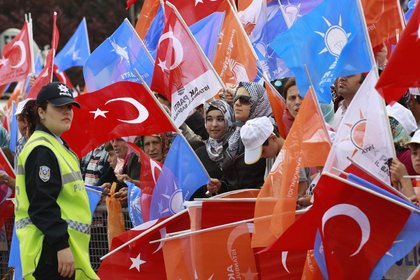 AKP İstanbul  İl Başkanlığı'nın önünde nefesler tutuldu