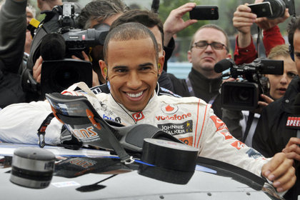 Hamilton: McLaren'de kalıyorum
