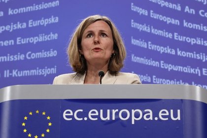 Avrupa Komisyonu: İrlanda'nın notunun düşürülmesi akıl almaz