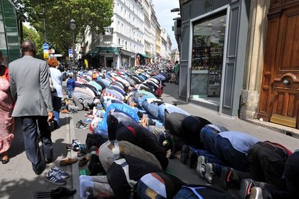 Paris sokaklarında namaz kılmak yasaklandı