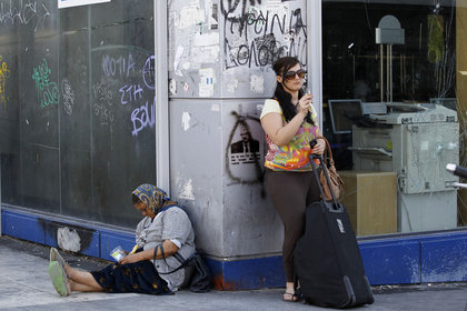 Yunanistan on binlerce kamu istihdamını iptal edecek