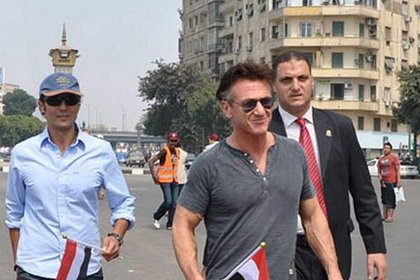 Ünlü oyuncu Sean Penn Libya'da