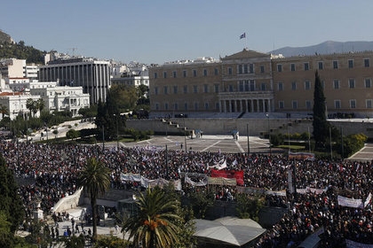 Yunanistan'da göstericiler parlamentoyu kuşattı
