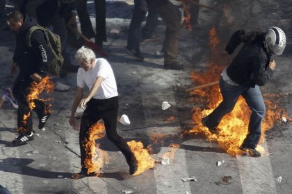 Yunanistan karıştı, 1 gösterici hayatını kaybetti