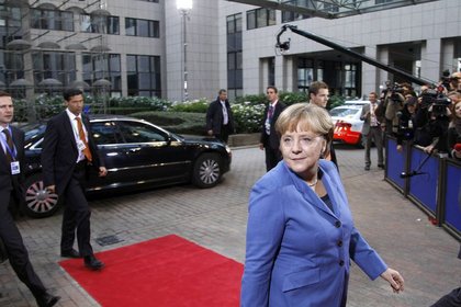 Merkel: Borçlu ülkelere karşı daha sert önlemler alınmalı