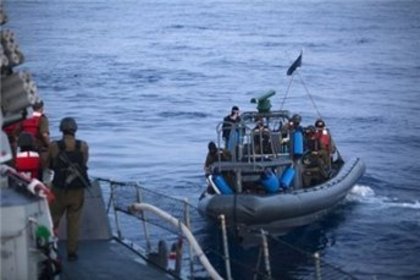 İsrail askerleri yardım gemilerine çıktı