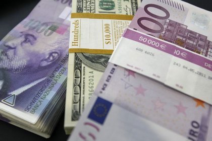 Euro borç endişeleri ile hızlı düştü