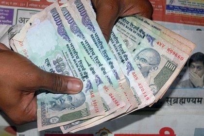 Hindistan para birimi rekor seviyeye düştü