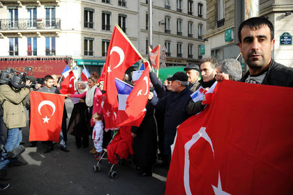 Fransa oylamada, Türkler sokakta