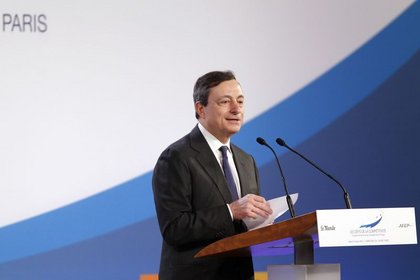 Draghi: Yunanistan Euro Bölgesi'nde kalmak zorunda
