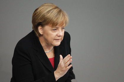Merkel kemer sıkma karşıtlarına yenildi
