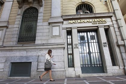 Yunanistan'daki kriz bankaları vurdu
