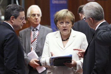 Merkel euro tahvillerine karşı çıkmaya devam ediyor