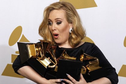 Ünlü şarkıcı Adele anne oluyor