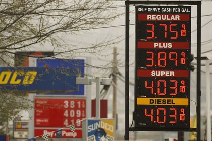 Petrol borç krizi endişesiyle dalgalanıyor