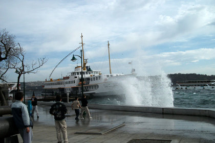 İstanbul'da lodos deniz ulaşımını aksattı