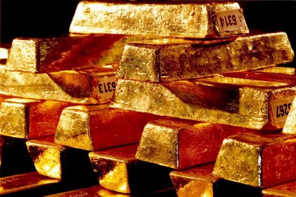 Altın, mali uçurum ile tırmanıyor