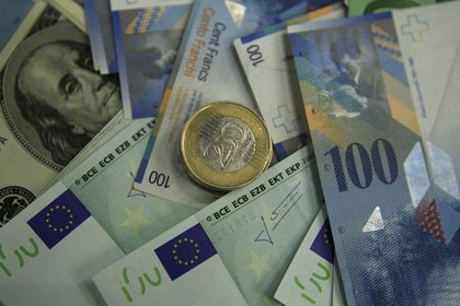 Euro dolar karşısında zayıfladı