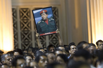 Chavez'in ölümü dünyayı yasa boğdu