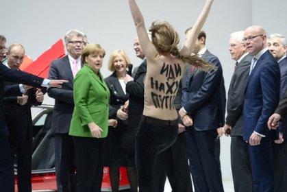 Putin ve Merkel'e çıplak protesto
