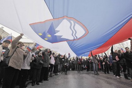 Slovenya hedeften 2 kat fazla tahvil sattı