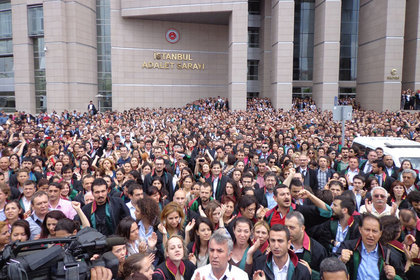 Avukatlar İstanbul Adliyesi'nin önünde