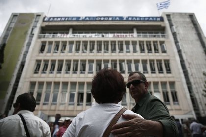 Yunanların devlet televizyonunu işgali sürüyor