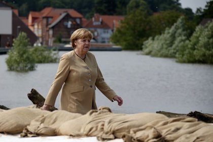 Merkel: Finansal işlem vergisi eleştirilerini değerlendireceğiz